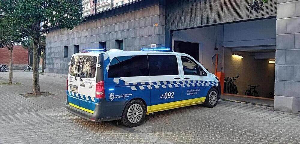 Imagen de un vehículo de Policía Municipal de Pamplona entrando al Tribunal Superior de Justicia de Navarra