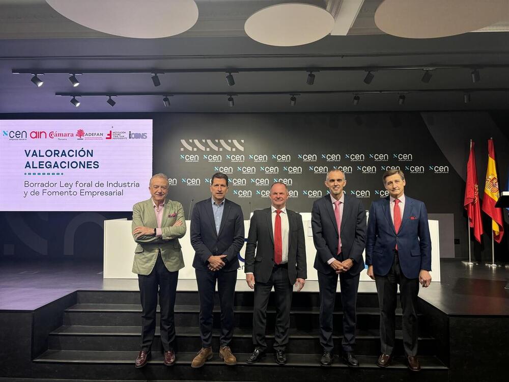 José Ramón Lacosta, presidente de Institución Futuro; Iñaki Ecay, presidente de ADEFAN; Helmut Döllerer, vicepresidente de CEN; Fernando San Miguel, responsable de Estudios de Cámara Navarra; Iñigo Eugui, presidente del Cluster iCONS