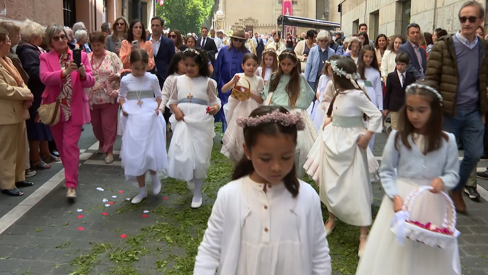 Niñas y niños de Primera Comunión en la procesión