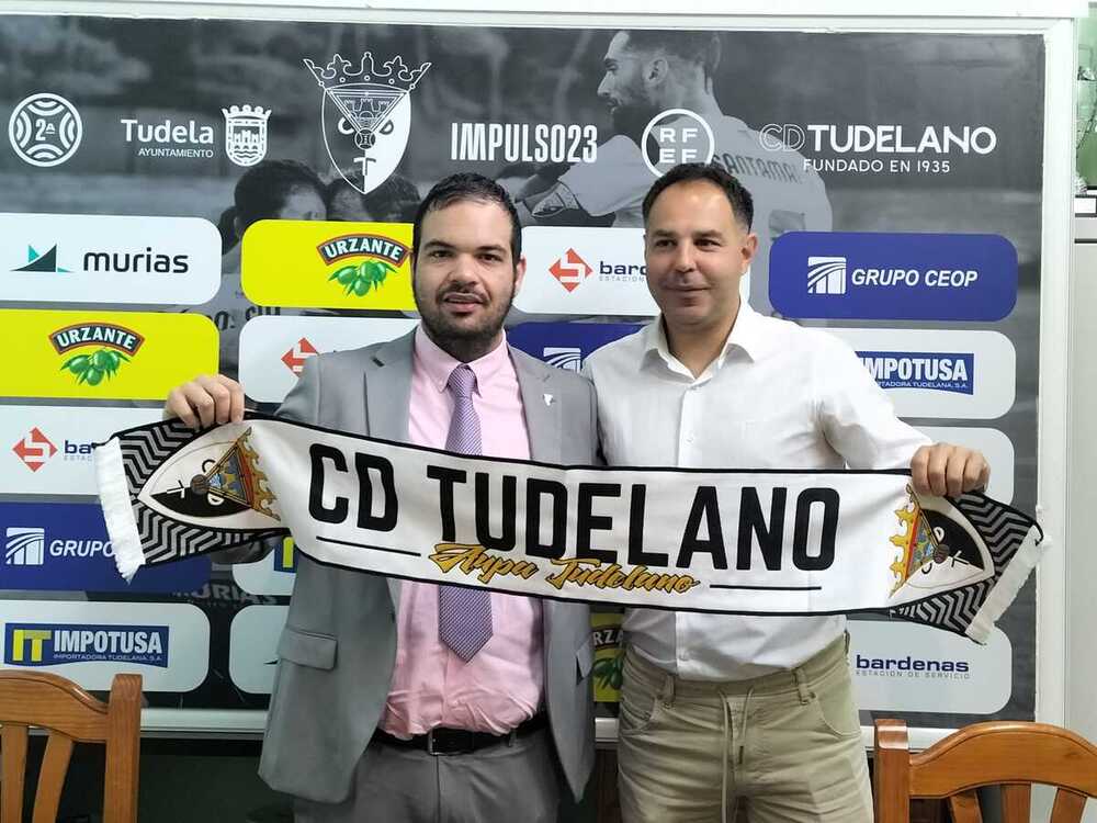 Jonathan Risueño junto con el presidente del club deportivo Tudelano, Ramón Lázaro