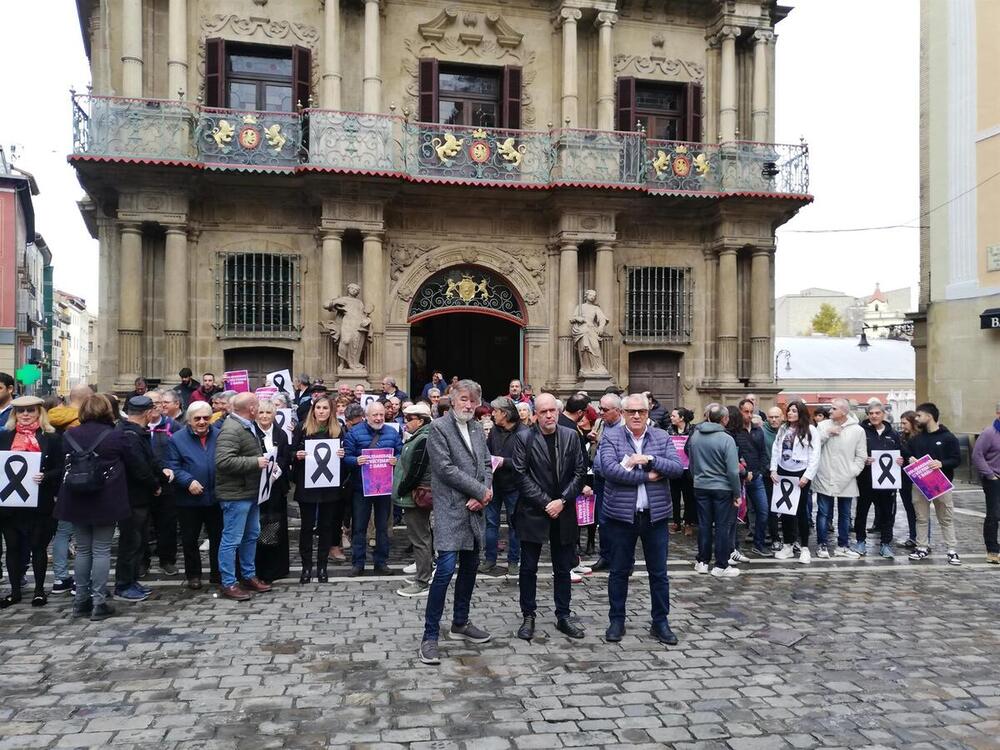 Imagen de la concentración convocada por UGT y CCOO en la Plaza del Ayuntamiento de Pamplona en 