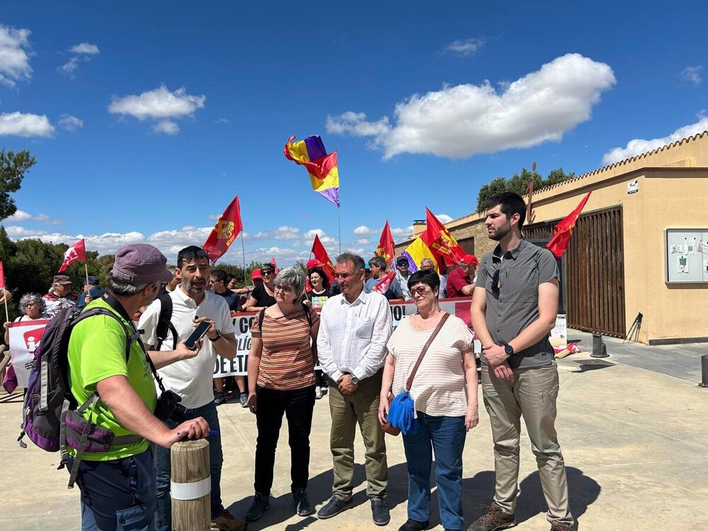 Carlos Guzmán, candidato navarro de Sumar a las elecciones europeas, y Enrique Santiago, diputado de la coalición en el Congreso, antes de participar en la marcha contra el polígono de tiro de las Bardenas. 