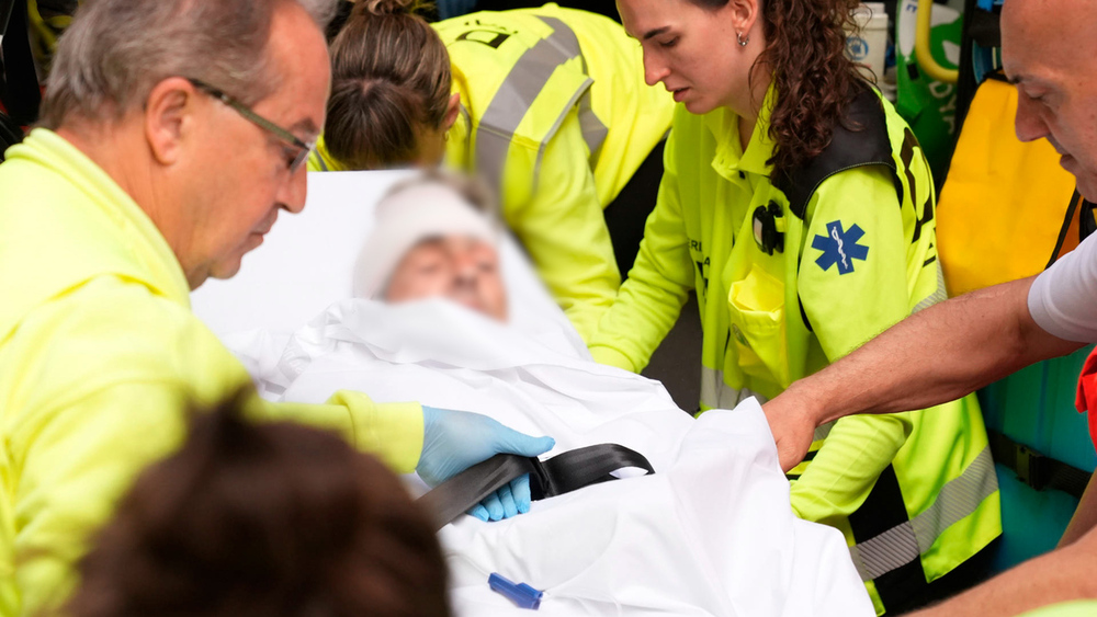 Un mozo es trasladado al hospital tras resultar herido en el sexto encierro de los Sanfermines 2024, protagonizado por toros de la ganadería de Jandilla