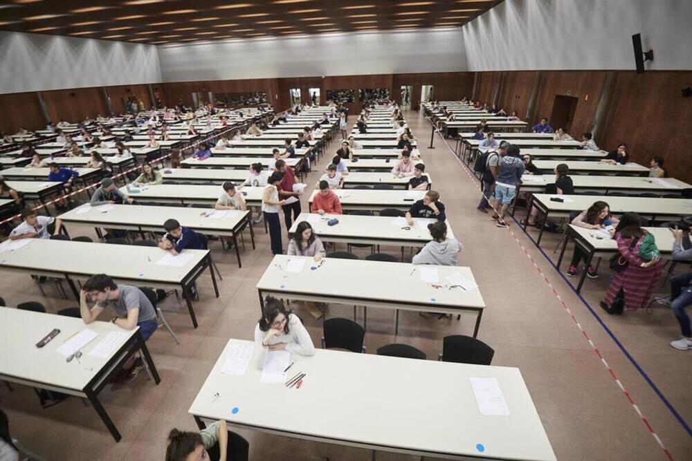 Estudiantes se examinan de la EvAU en Navarra