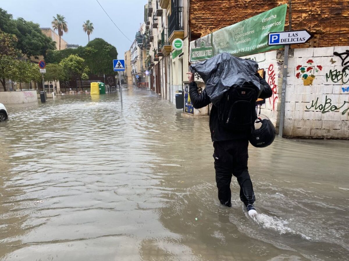 Las trombas de agua y granizo inundan algunas de las principales avenidas de Málaga  / MONTSERRAT MARTÍNEZ