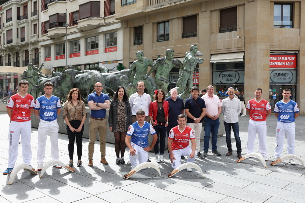 Imagen de familia de los pelotaris junto a organizadores del Torneo de Remonte Profesional de San Fermín