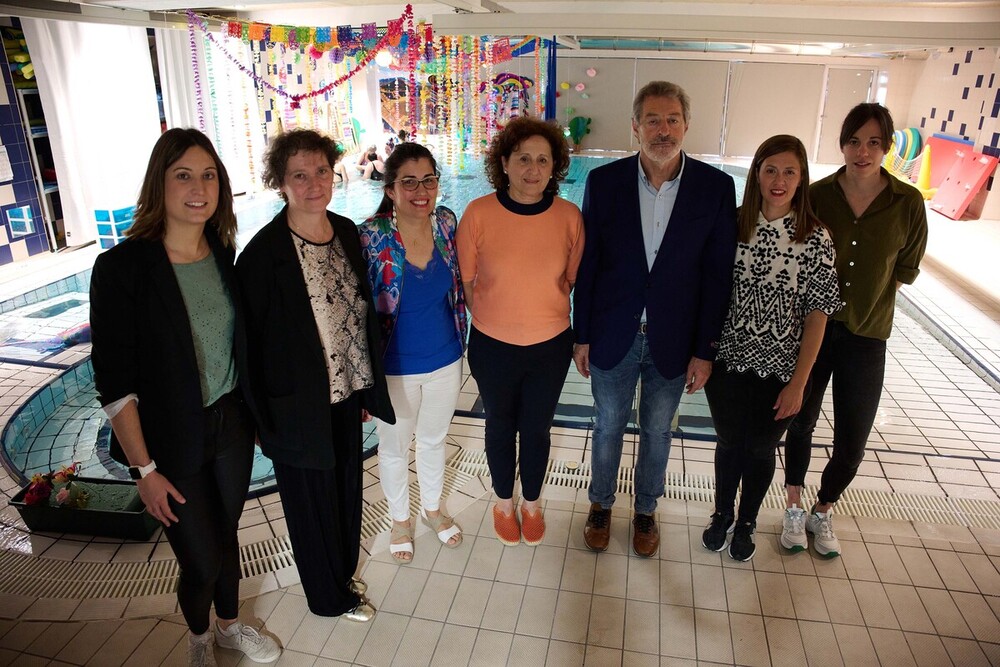 La consejera Maeztu, el director del centro Pablo Bretos, la coordinadora María Celorrio y la directora de la ANADP, junto a las profesionales de Txiribuelta