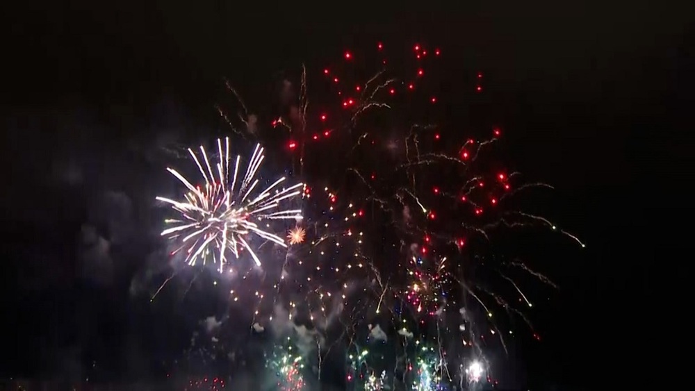 La Pirotecnia Turís ilumina la noche sanferminera