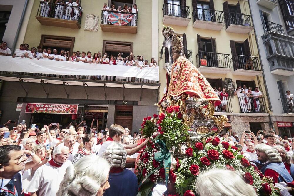 Pamplona arropa a San Fermín