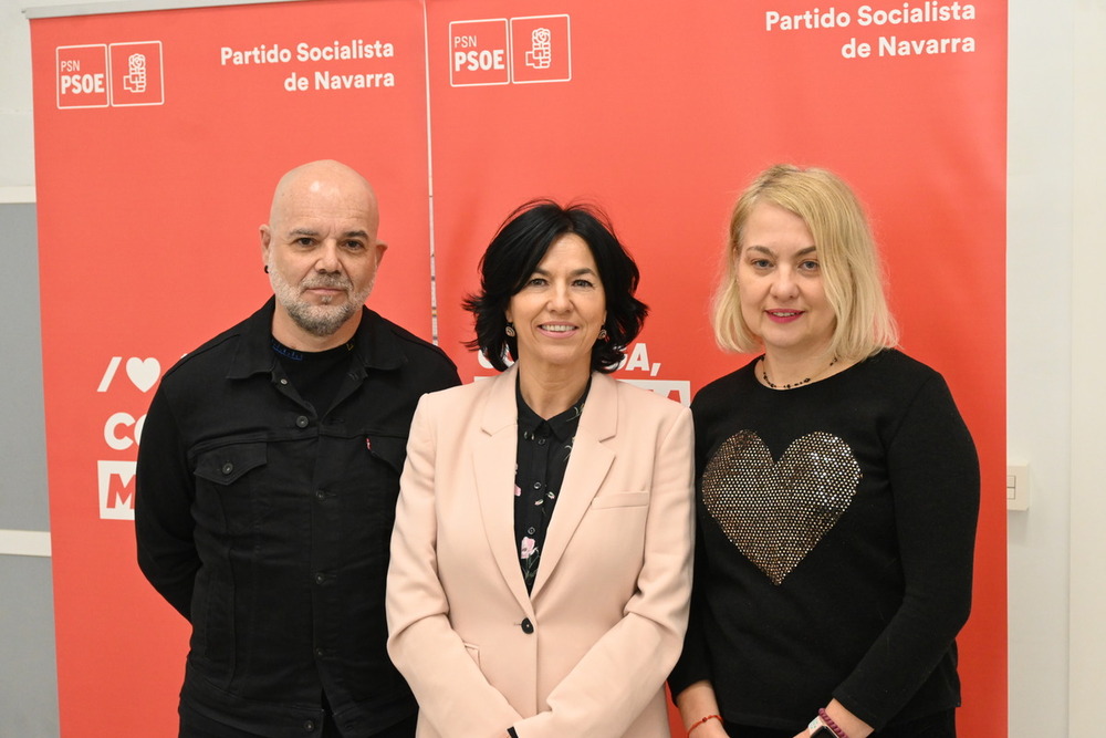 Laura Sáez e Iván Romo junto con la parlamentaria y portavoz socialista en Tudela, Olga Chueca