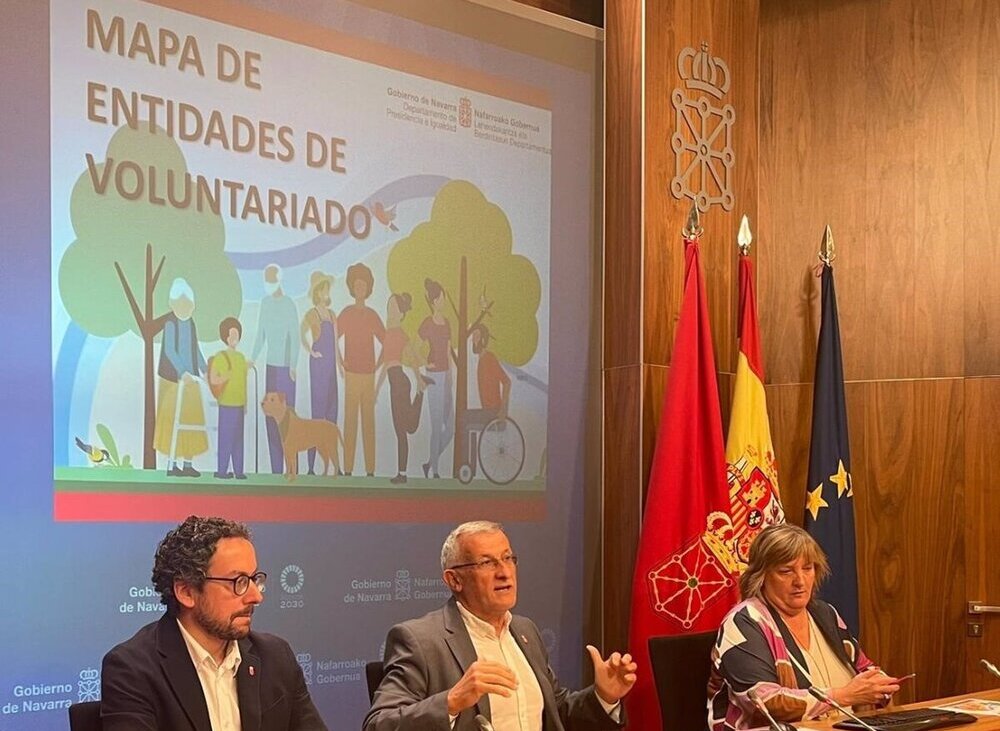 Joseba Asiain, director general de Presidencia, Gobierno Abierto y Relaciones con el Parlamento; Félix Taberna, vicepresidente primero y consejero de Presidencia e Igualdad; y Toya Bernard, directora de Innovación, Comunicación de Nasertic