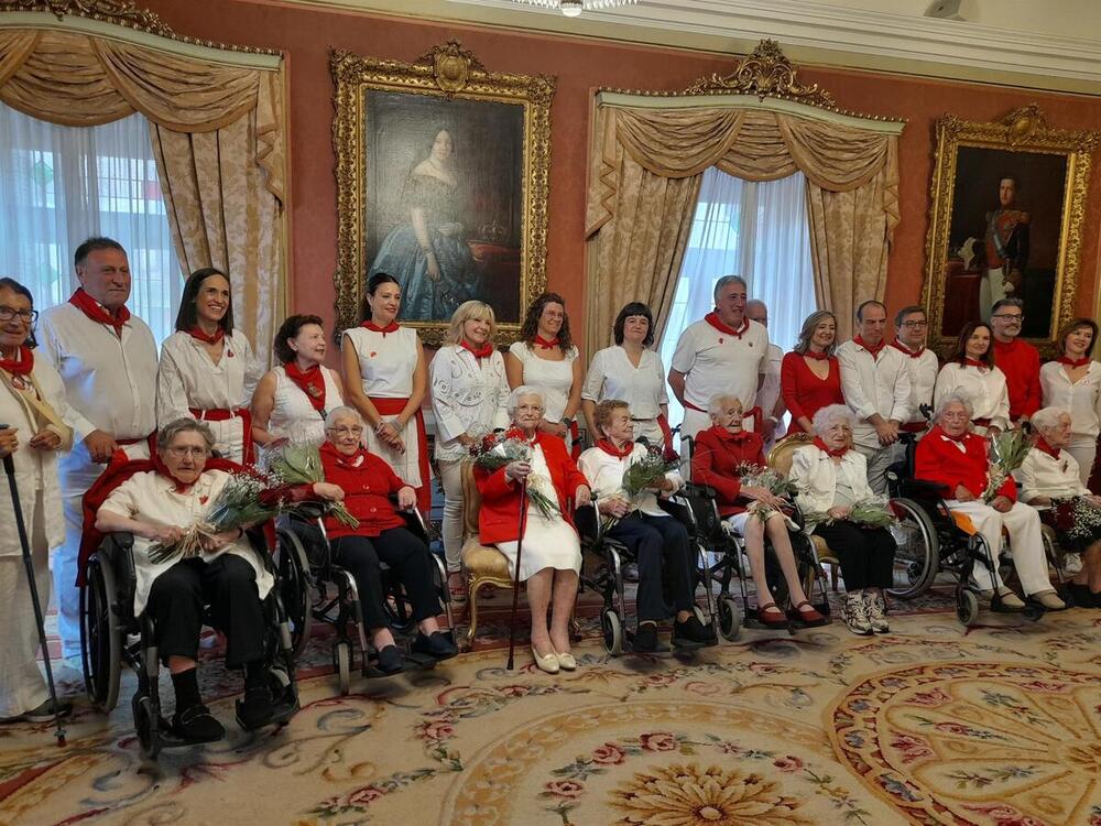 El Ayuntamiento de Pamplona recibe a ocho mujeres de entre 99 y 104 años en el Día de las Personas Mayores