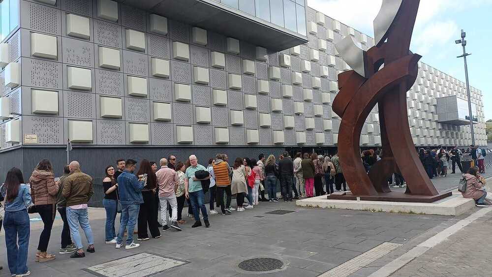 Largas colas en el Navarra Arena