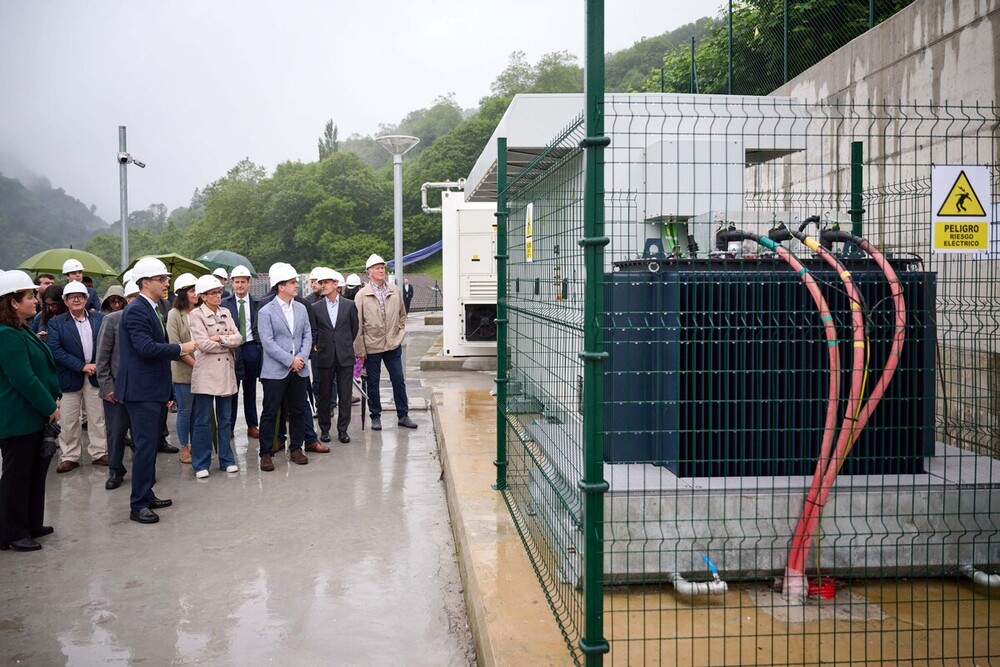 La Presidenta Chivite visita en Valcarlos una instalación eléctrica pionera en Europa que garantiza el suministro eléctrico ante situaciones meteorológicas adversas