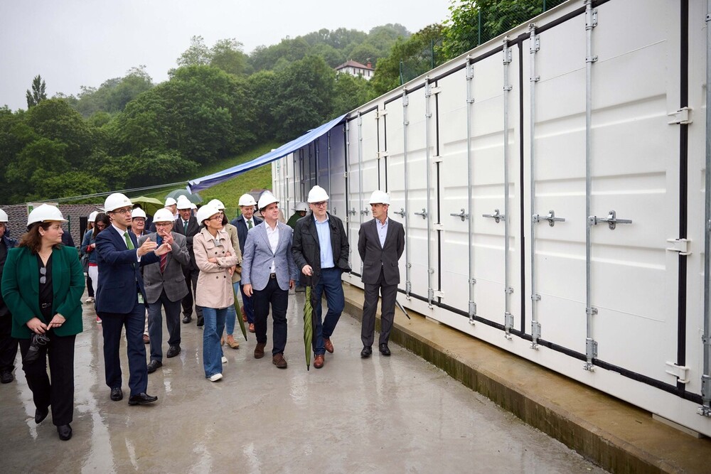 La Presidenta Chivite visita en Valcarlos una instalación eléctrica pionera en Europa que garantiza el suministro eléctrico ante situaciones meteorológicas adversas