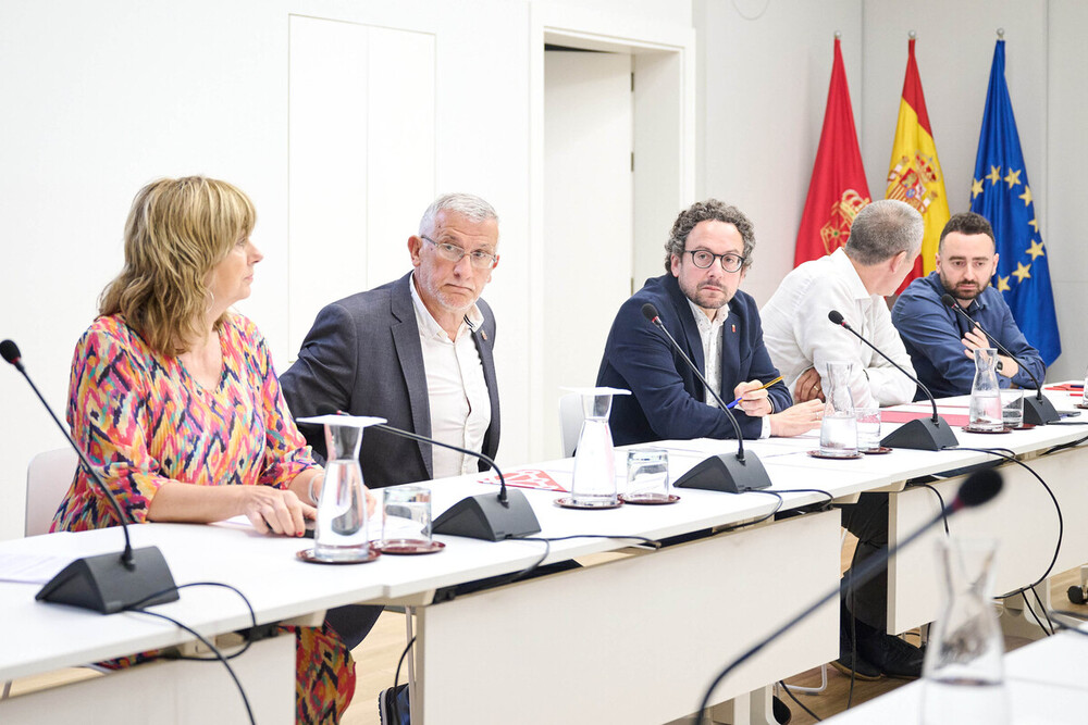 La reunión ha contado con representantes del Gobierno de Navarra y de los grupos políticos