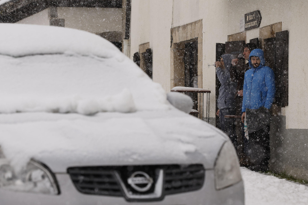 Aviso rojo en cinco comunidades autónomas por nieve, viento y mala mar  / VILLAR LOPEZ