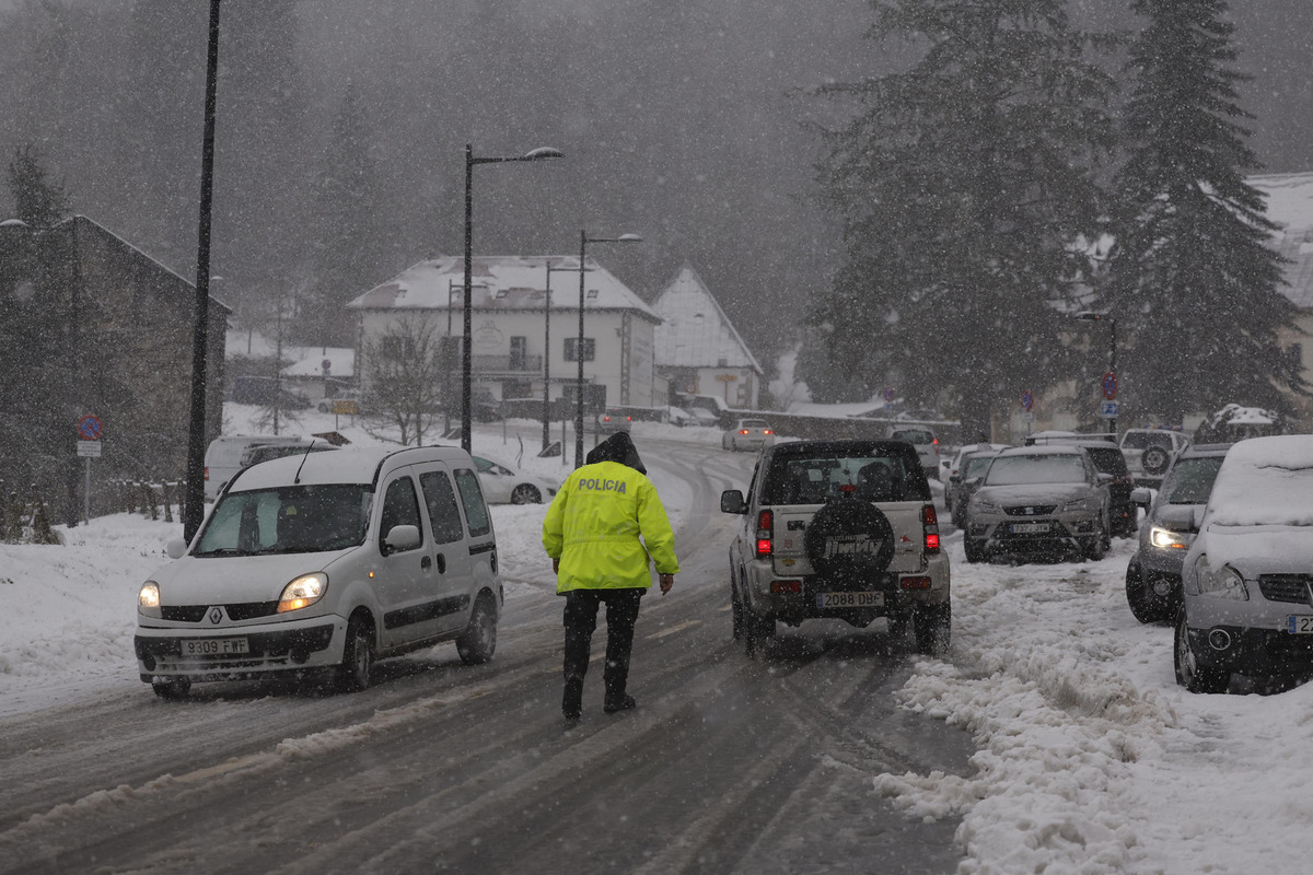 Aviso rojo en cinco comunidades autónomas por nieve, viento y mala mar  / VILLAR LOPEZ