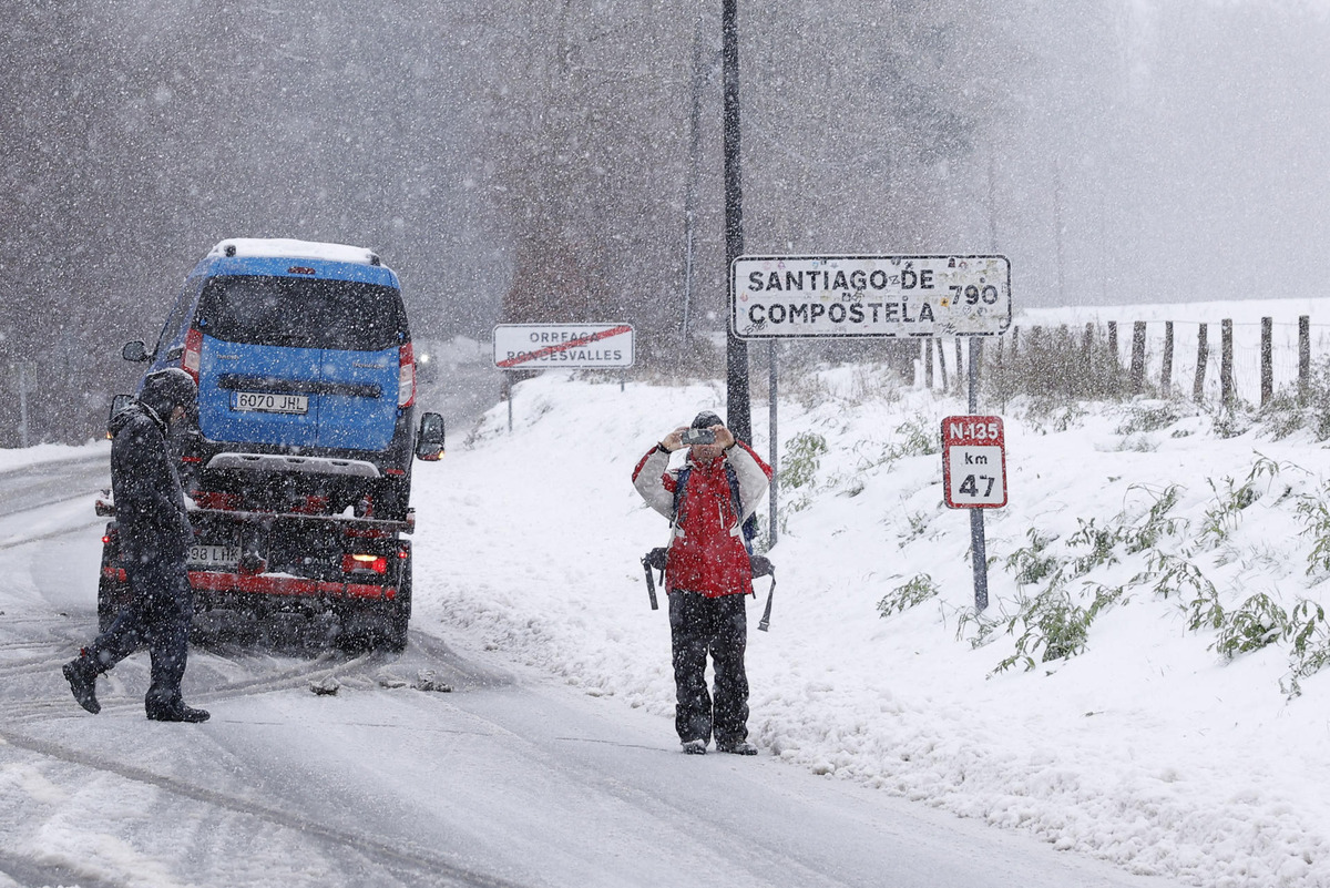 Aviso rojo en cinco comunidades autónomas por nieve, viento y mala mar  / VILLAR LOPEZ