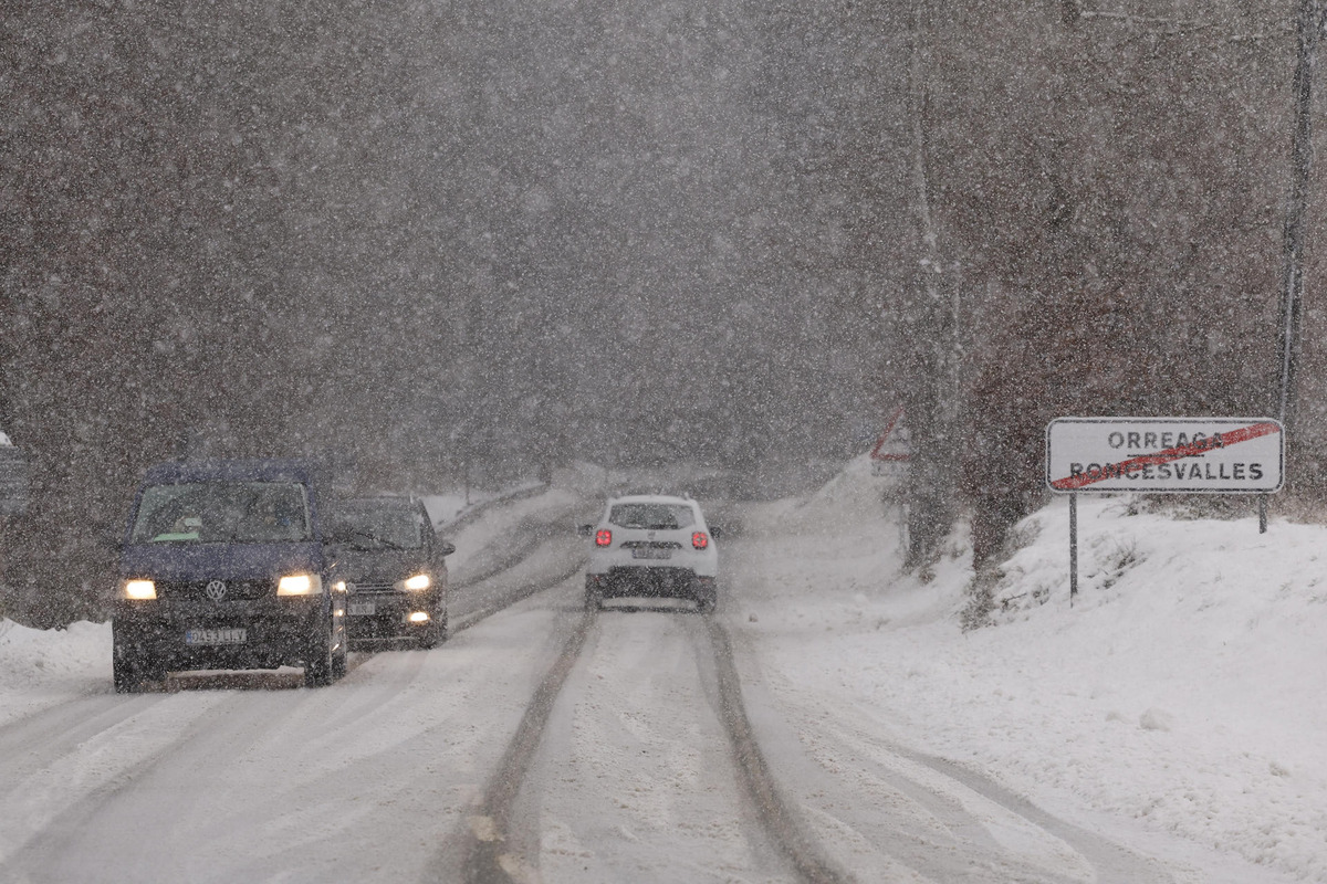 Aviso rojo en cinco comunidades autónomas por nieve, viento y mala mar  / VILLAR LOPEZ