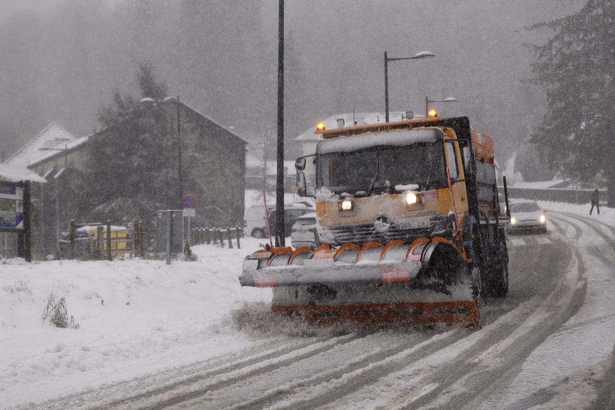 Aviso rojo en cinco comunidades autónomas por nieve, viento y mala mar  / VILLAR LOPEZ