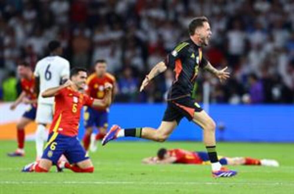 El portero cascantino Álex Remiro celebra la victoria de la Selección Española en la final de la Eurocopa ante Inglaterra.