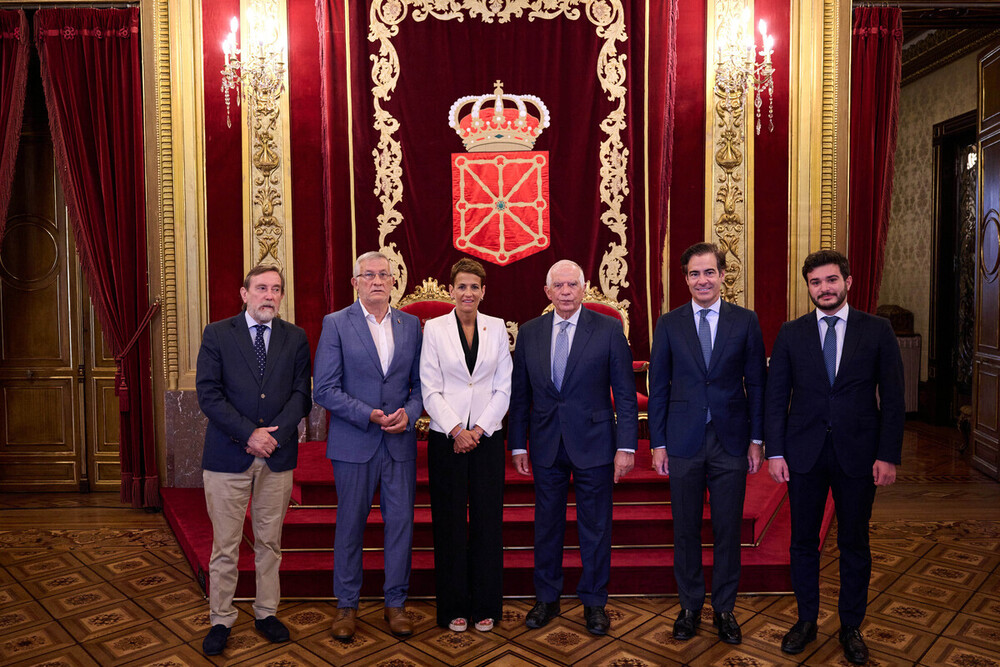 Chivite recibe a Josep Borrell en el Palacio de Navarra