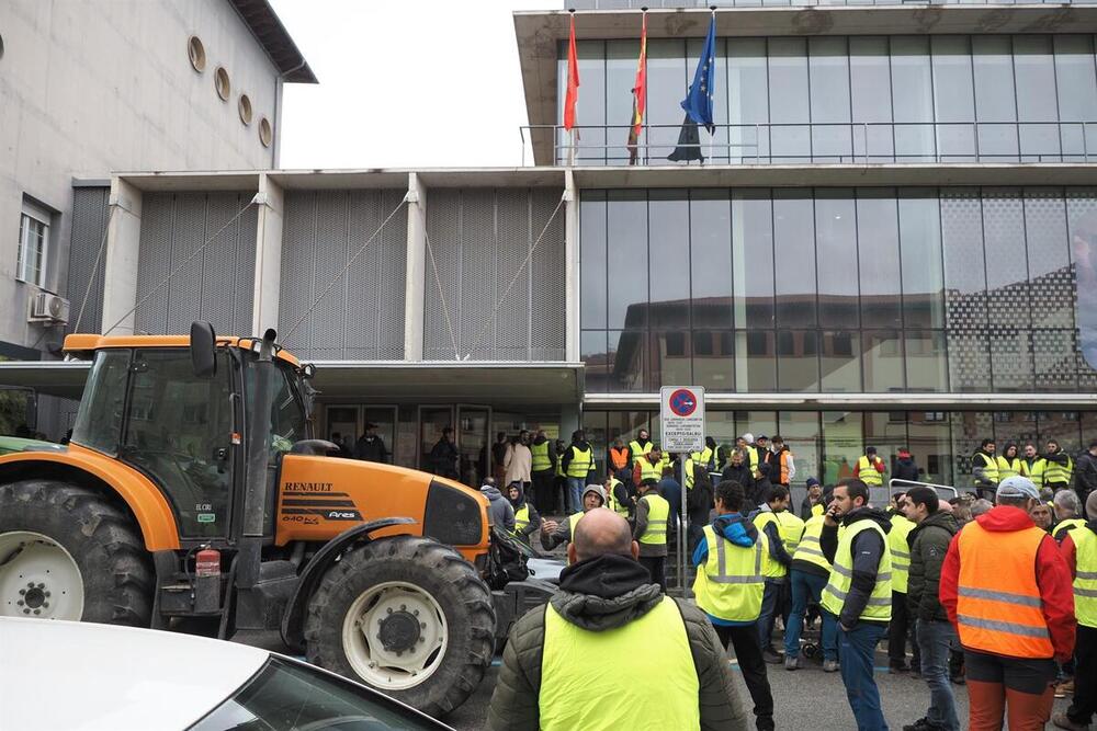 Agricultores y tractores se concentran frente a la consejería de Medio ambiente y Rural del Gobierno Navarra, durante una reunión de una representación de agricultores con el consejero, en la cuarta jornada de protestas de los ganaderos y agricultore