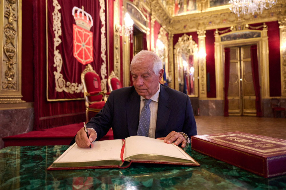 Josep Borrell firmando en el Libro de Oro de Navarra