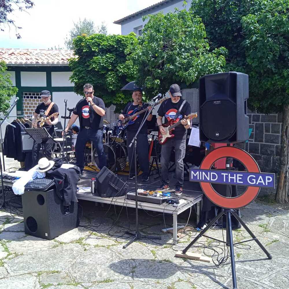 Versionando da voz a grupos locales en la plaza de San José