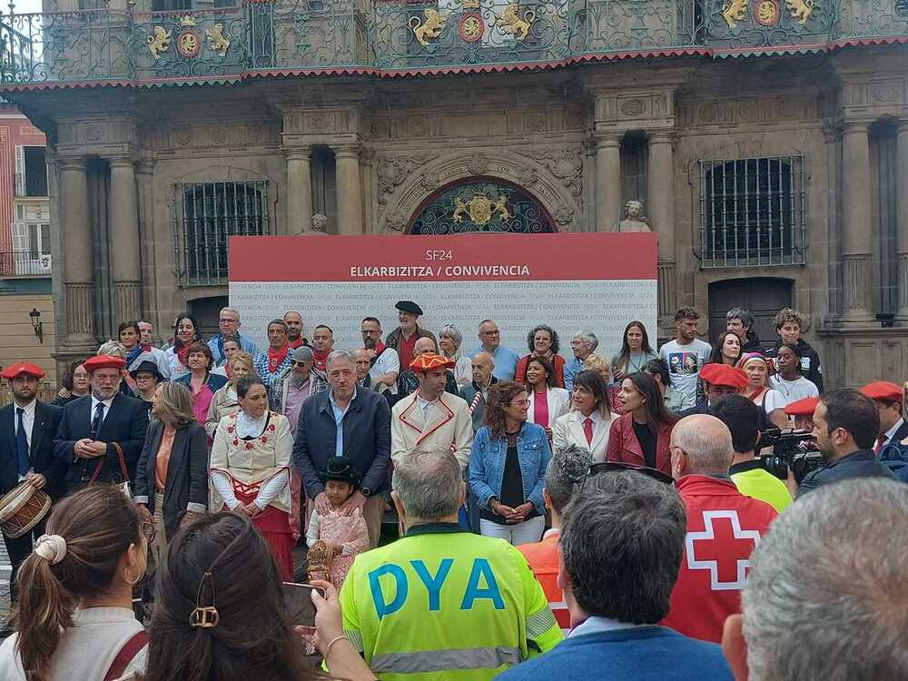 Una fotografía colectiva por unas fiestas en armonía