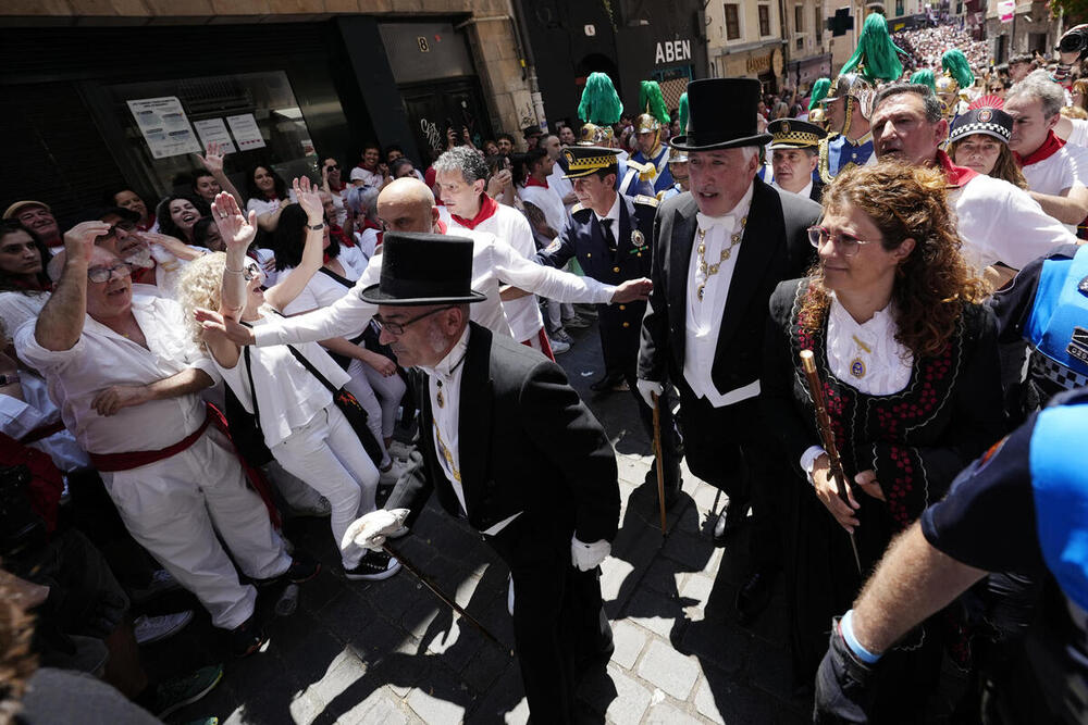 La procesión de San Fermín concluye con gritos a UPN