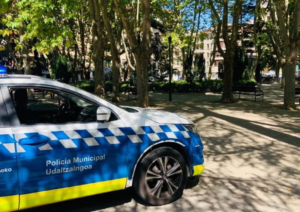 Una patrulla de Policía Municipal vigilando en Pamplona