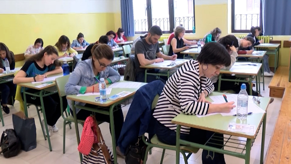 Imagen de archivo de un grupo de personas haciendo un examen