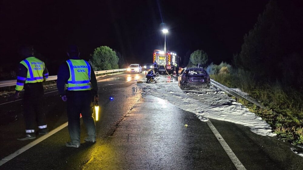 Imagen del coche afectado tras las labores de extinción