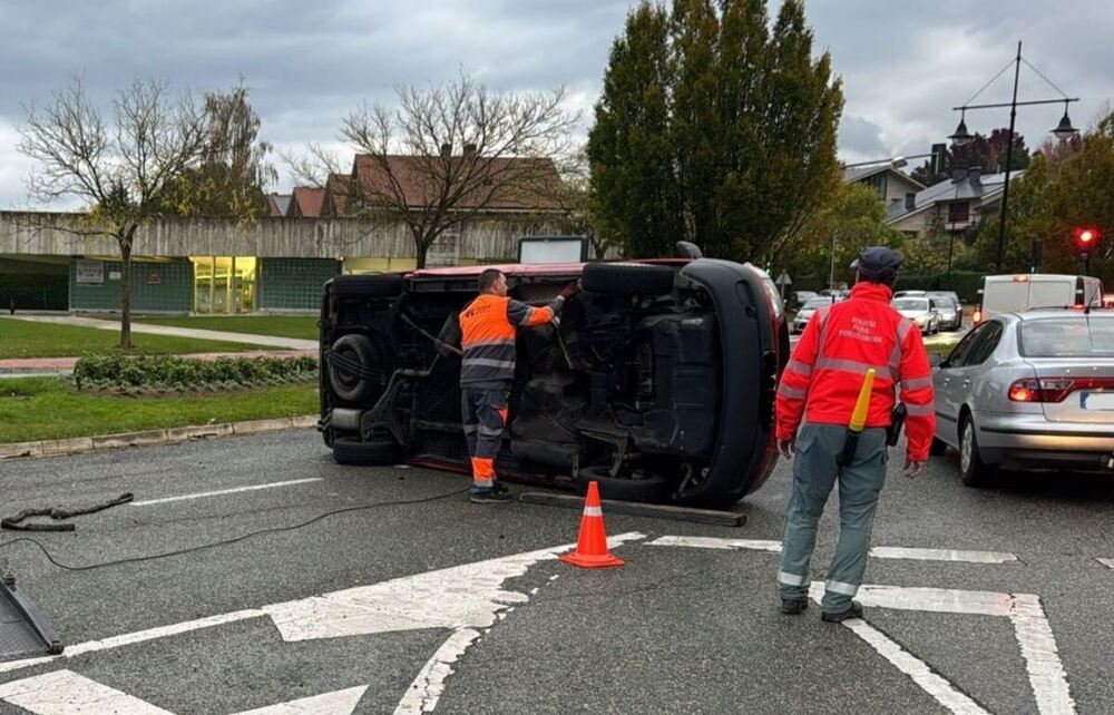 Dos trasladados al volcar un coche en una rotonda de Gorraiz