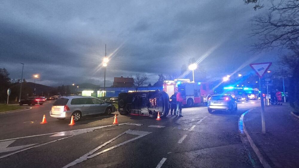 Dos trasladados al volcar un coche en una rotonda de Gorraiz