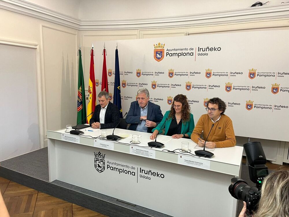 Mikel Armendariz, Joseba Asiron, Garbiñe Bueno y Txema Mauleón en la presentación del anteproyecto de presupuesto de Pamplona para 2025