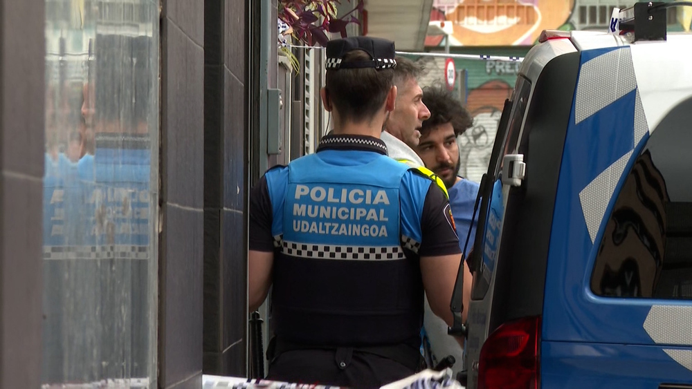 El detenido ayer en el lugar de los hechos conducido por agentes de Policía Municipal de Pamplona