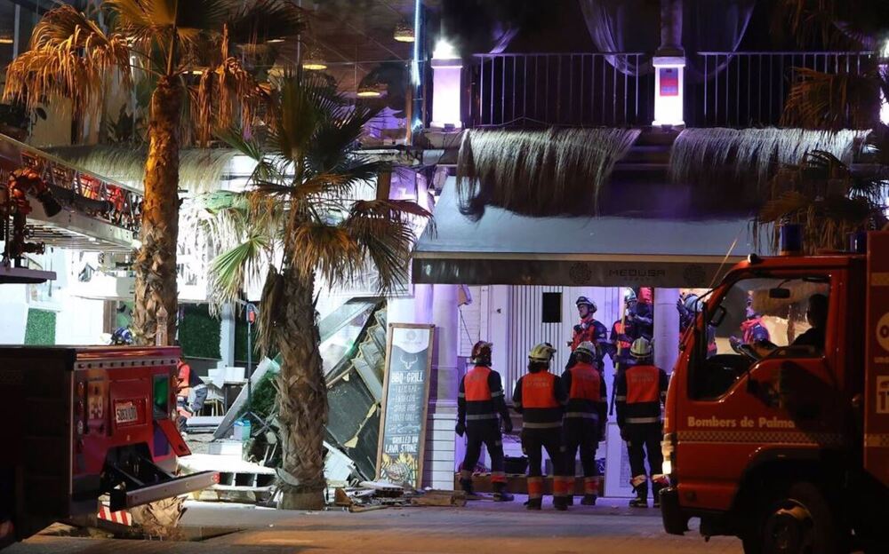 Los bomberos trabajando en el derrumbe del local