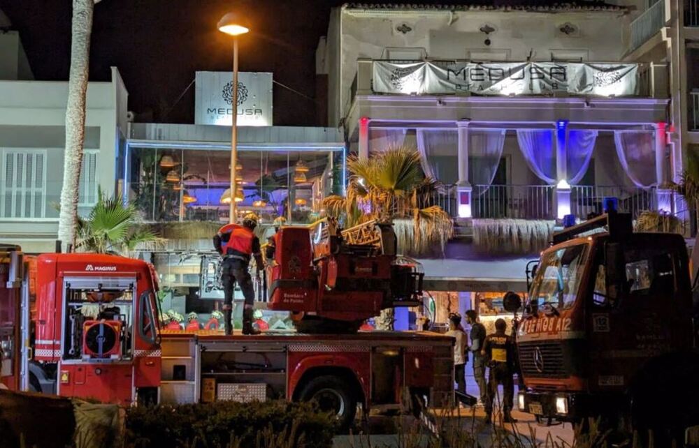 Imagen de los bomberos trabajando en el derrumbe del local