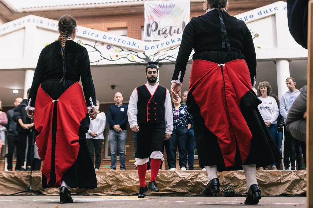 El euskera toma Sangüesa en un multitudinario Nafarroa Oinez