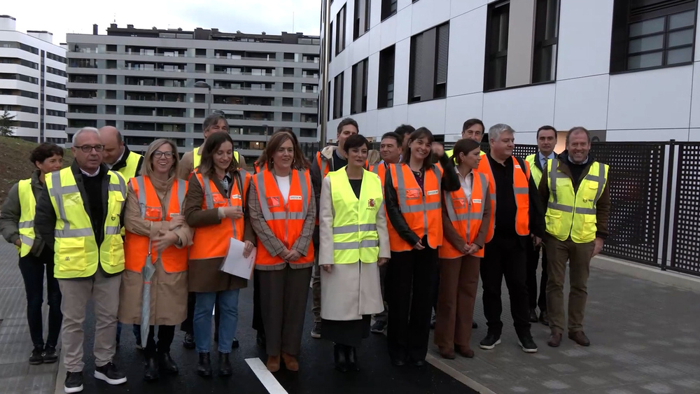 La ministra de Vivienda en una de las visitas hoy a Ripagaina 