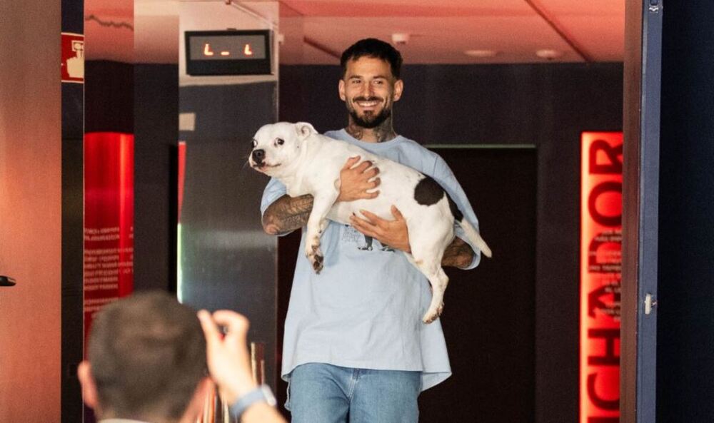 Rubén García en El Sadar con su perro