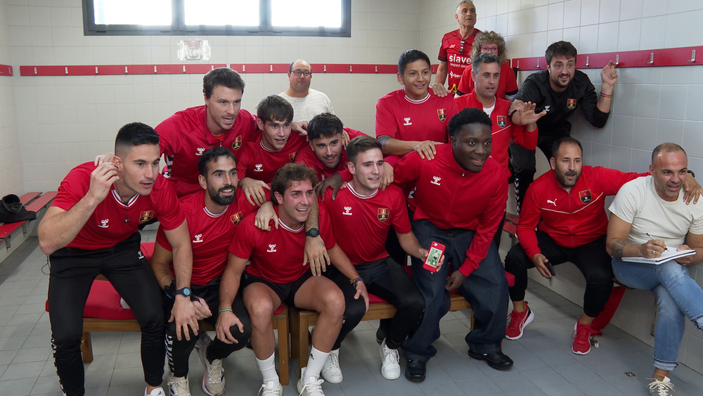 Los jugadores del CD Cortes celebran que jugarán la Copa del Rey ante el Granada.