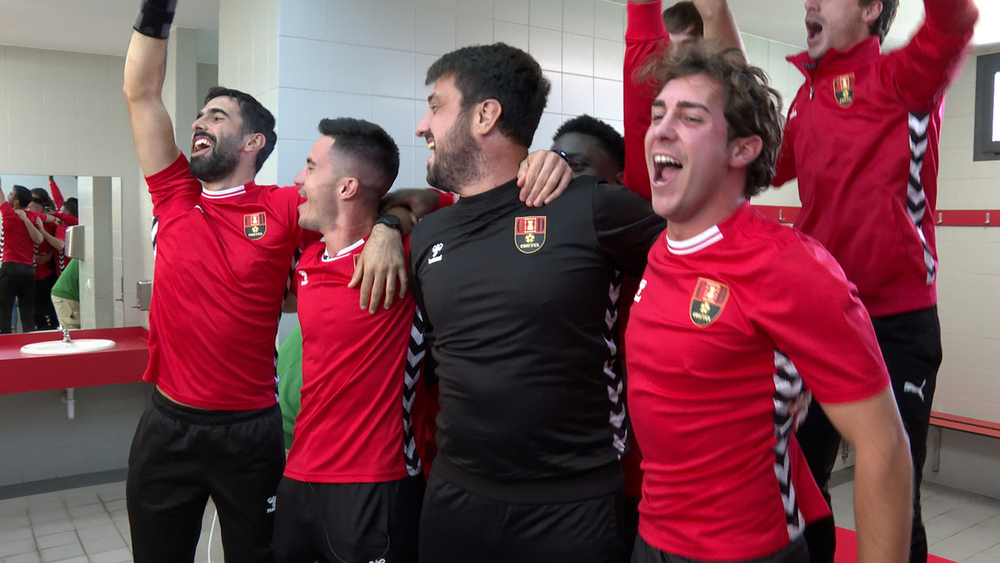 Los jugadores del CD Cortes celebran que jugarán la Copa del Rey ante el Granada.