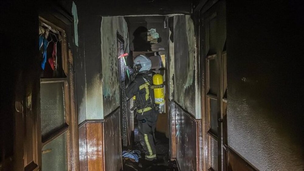 Imagen de archivo de los bomberos trabajando en el interior de una vivienda