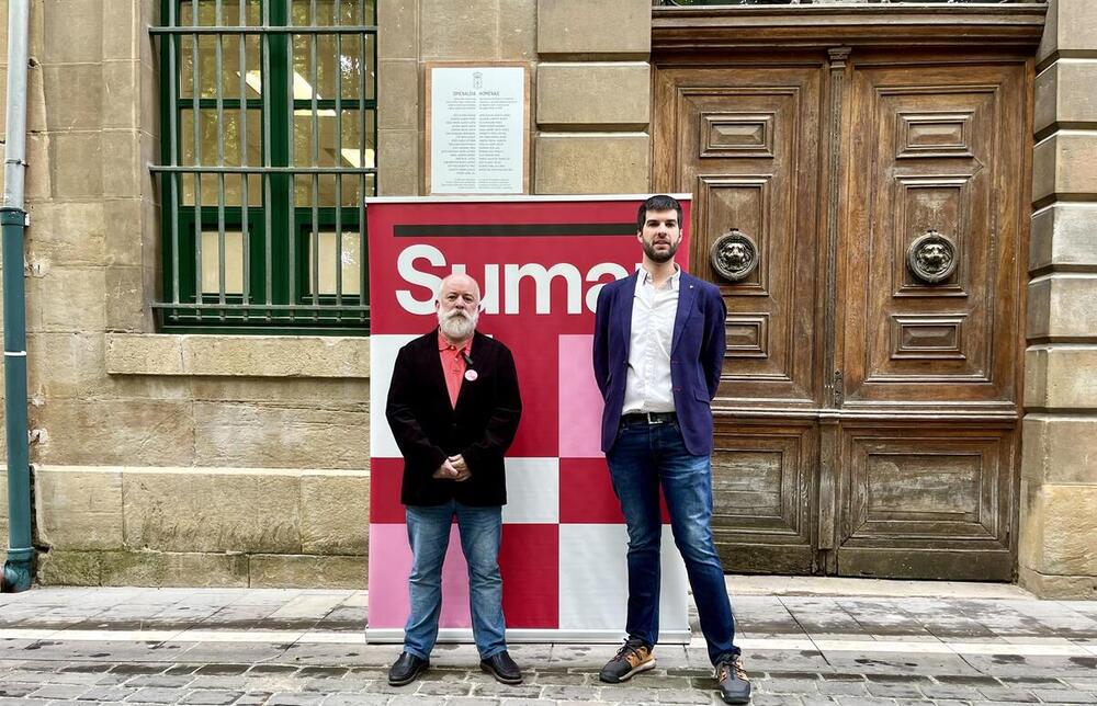 Joaquín Sevilla (i) miembro de la Ejecutiva de Sumar, y Carlos Guzmán, candidato navarro al Parlamento Europeo