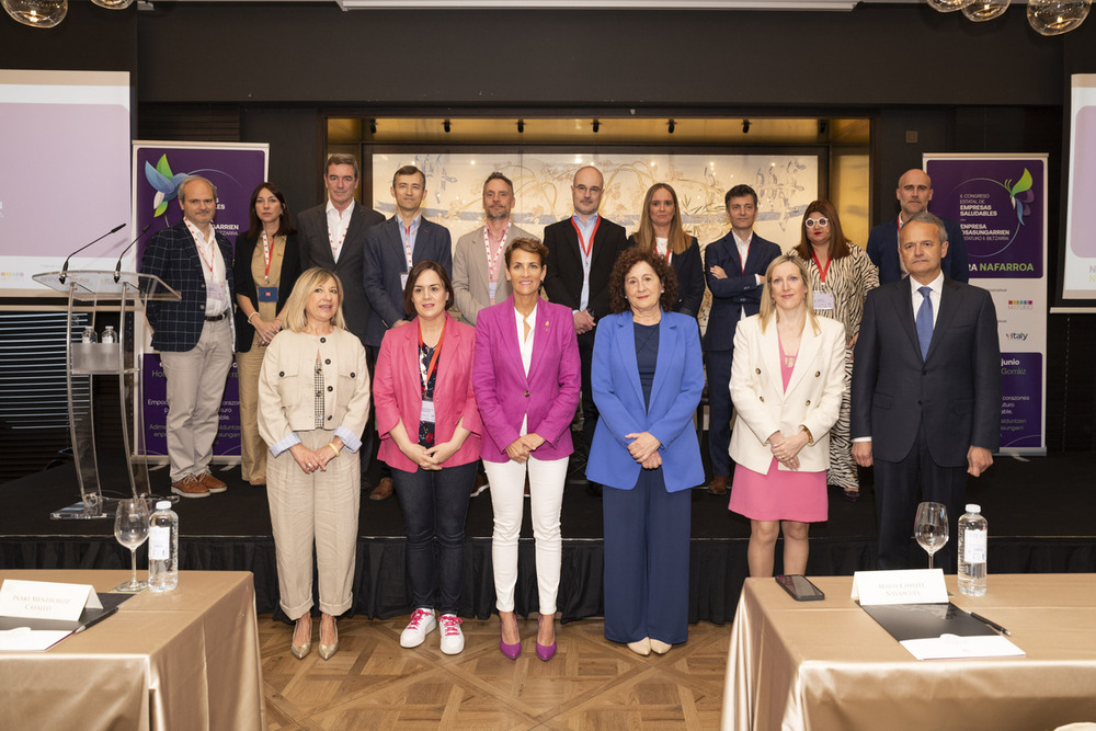 La Presidenta Chivite, las consejera Maeztu, López y Fanlo y la delegada del Gobierno, Alicia Echeverría, con ponentes y participantes en la jornada