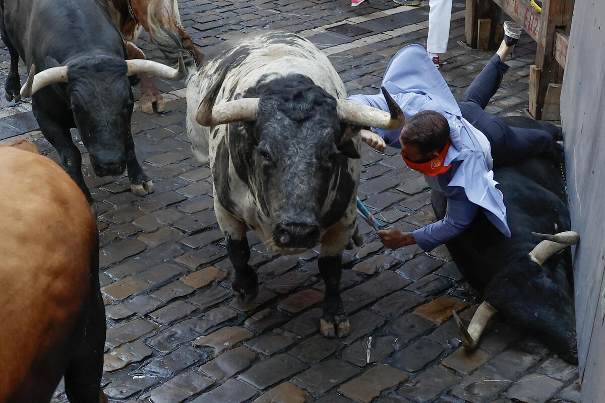 Segundo encierro de San Fermín con la ganadería Cebada Gago  / EFE